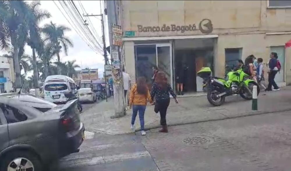 ¡Se esfumaron con el billete! Ladrones cometieron asalto en banco de Fusagasugá Dos ladrones cometieron un millonario robo a un banco en el centro de Fusagasugá aprovechando que la entidad bancaria retiró el servicio de vigilancia.
