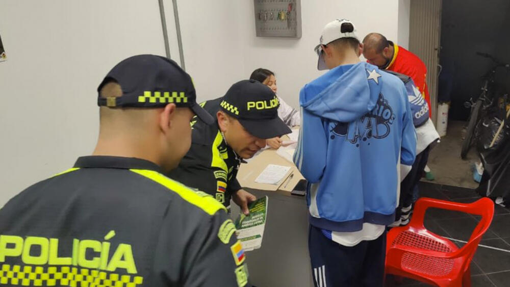 ¿Por qué detuvieron a varios hinchas de Millonarios durante el juego ante Santa Fe? Dos hinchas de Millonarios se convirtieron en los primeros sancionados luego de que la Secretaría de Gobierno advirtió de las duras medidas que recibirán los hinchas violentos que cometan desmanes al interior y alrededor de los escenarios deportivos.