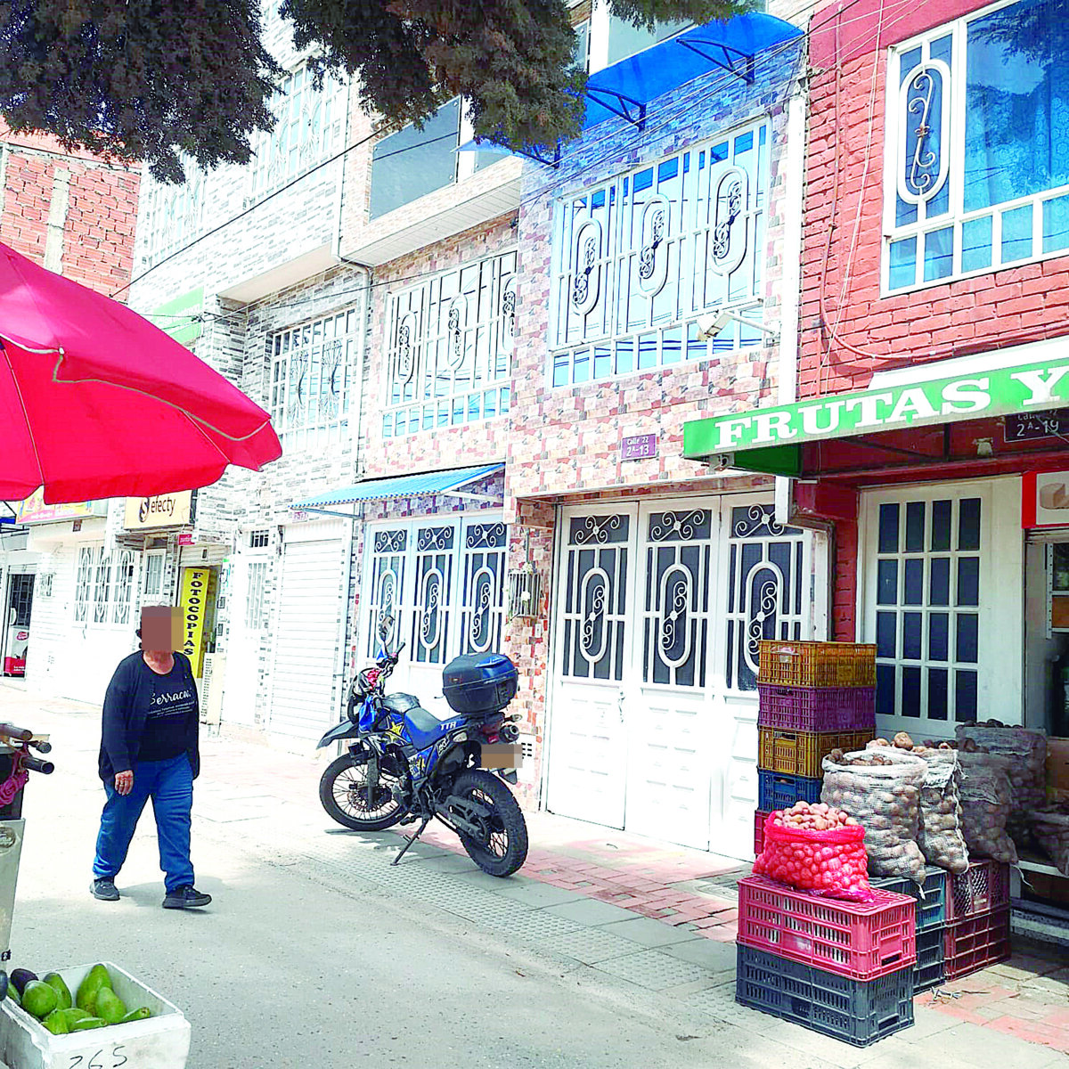 Hallan muerta a Leonor al interior de su vivienda en Soacha 1 Hallan muerta a Leonor al interior de su vivienda en Soacha Hay consternación entre los habitantes del barrio El Sol, en el vecino municipio de Soacha, tras el hallazgo de una de sus vecinas muertas al interior de su vivienda. Pese a que la mujer no tenía heridas, las autoridades confirmaron que tenía una bolsa en la cabeza.