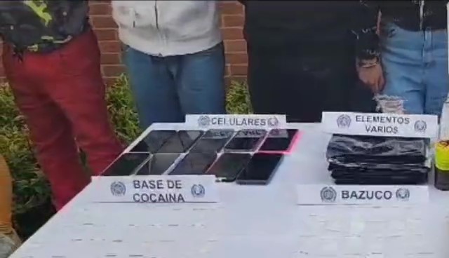 Chía: 10 capturados por venta de estupefacientes en entornos escolares 10 personas que integraban la organización criminal 'Los de la Rivera' fueron capturadas en Chía. Los detenidos se dedicaban a la venta de estupefacientes en entornos escolares, parques y terminales de transporte del municipio.