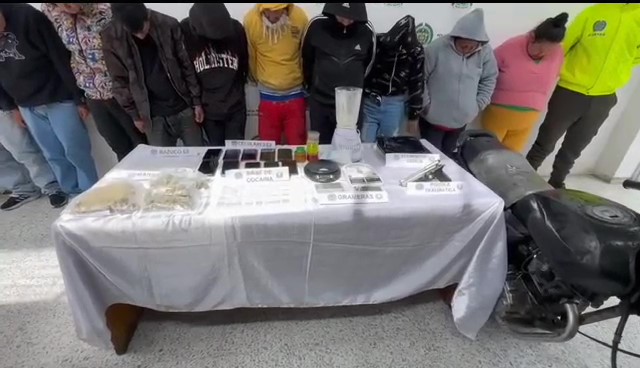Chía: 10 capturados por venta de estupefacientes en entornos escolares 10 personas que integraban la organización criminal 'Los de la Rivera' fueron capturadas en Chía. Los detenidos se dedicaban a la venta de estupefacientes en entornos escolares, parques y terminales de transporte del municipio.