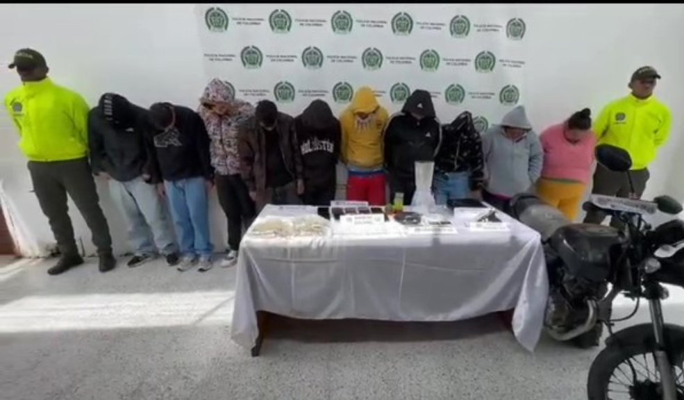 Chía: 10 capturados por venta de estupefacientes en entornos escolares 10 personas que integraban la organización criminal 'Los de la Rivera' fueron capturadas en Chía. Los detenidos se dedicaban a la venta de estupefacientes en entornos escolares, parques y terminales de transporte del municipio.