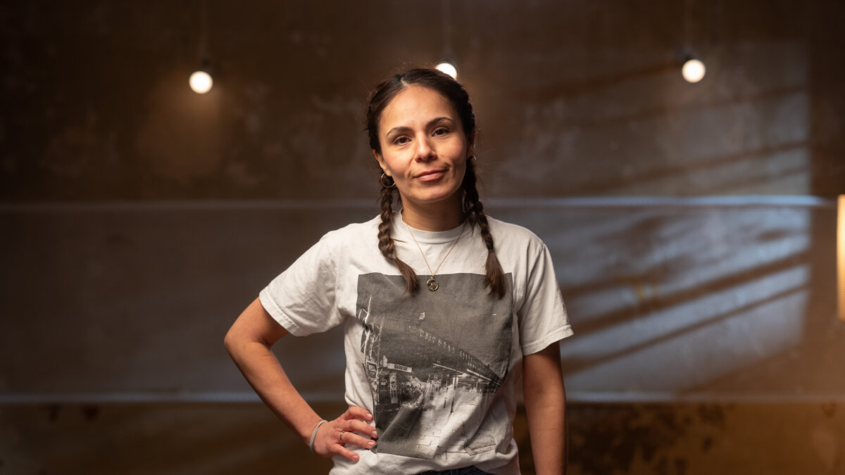 15 años de lucha por encontrar a su mamá 1 15 años de lucha por encontrar a su mamá Este fin de semana Elisa Iversen llegará en un vuelo de Alemania al país, pero no es para tomarse unas vacaciones en las playas de Cartagena, sino para continuar con una búsqueda que ya cumple 15 años: la de su familia biológica.