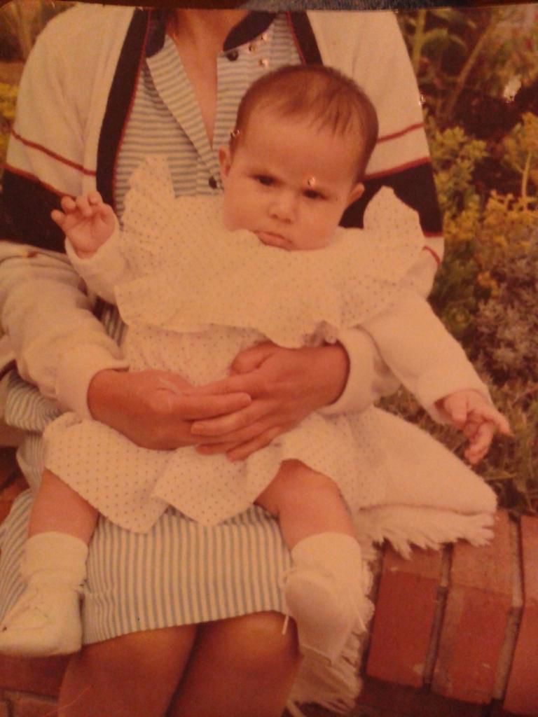 15 años de lucha por encontrar a su mamá 2 15 años de lucha por encontrar a su mamá Este fin de semana Elisa Iversen llegará en un vuelo de Alemania al país, pero no es para tomarse unas vacaciones en las playas de Cartagena, sino para continuar con una búsqueda que ya cumple 15 años: la de su familia biológica.