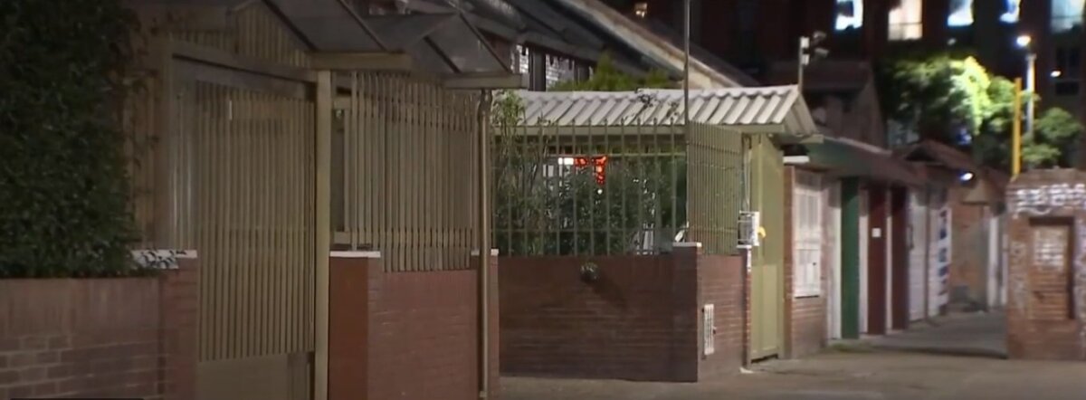 Sigue búsqueda de joven bogotano que fue arrastrado por un río en paseo familiar 3 Sigue búsqueda de joven bogotano que fue arrastrado por un río en paseo familiar Los familiares de Daniel Benavides, un joven bogotano de 18 años, le piden a las autoridades no detener la búsqueda del muchacho, quien fue arrastrado por la corriente de un río mientras disfrutaba de un paseo familiar.