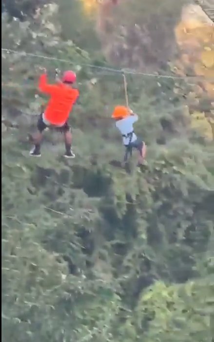 ¡Milagroso! Niño se cayó de una tirolesa de 12 metros de altura y salió ileso 1 ¡Milagroso! Niño se cayó de una tirolesa de 12 metros de altura y salió ileso En las últimas horas, se ha hecho viral el video de un niño de 6 años se cayó desde una altura de 12 metros mientras se encontraba atravesando un abismo en una tirolesa en el Parque Fundidora en Monterrey (México).