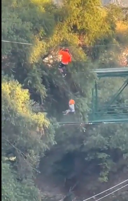 ¡Milagroso! Niño se cayó de una tirolesa de 12 metros de altura y salió ileso 2 ¡Milagroso! Niño se cayó de una tirolesa de 12 metros de altura y salió ileso En las últimas horas, se ha hecho viral el video de un niño de 6 años se cayó desde una altura de 12 metros mientras se encontraba atravesando un abismo en una tirolesa en el Parque Fundidora en Monterrey (México).
