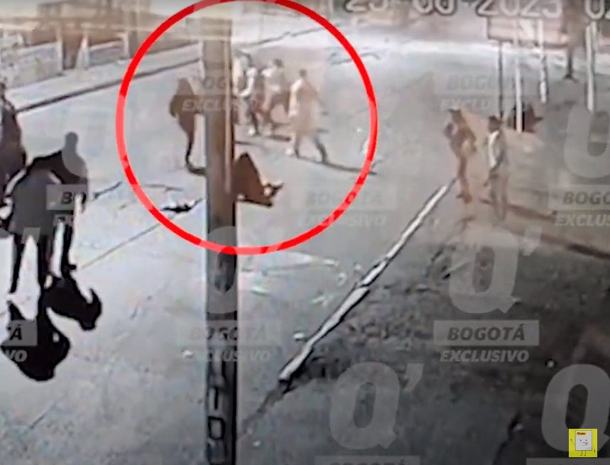 EN VIDEO: Momento en que se desata la riña en la que muere Sebastián en Suba Q'HUBO conoció en exclusiva los videos de cámaras de seguridad en los que quedó registrado el momento en que Sebastián amenaza a unas personas con un cuchillo y posteriormente una de ellas lo ataca y asesina en Suba.