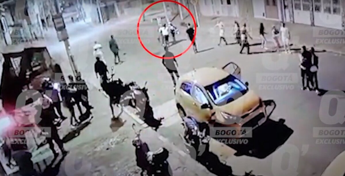 EN VIDEO: Momento en que se desata la riña en la que muere Sebastián en Suba Q'HUBO conoció en exclusiva los videos de cámaras de seguridad en los que quedó registrado el momento en que Sebastián amenaza a unas personas con un cuchillo y posteriormente una de ellas lo ataca y asesina en Suba.