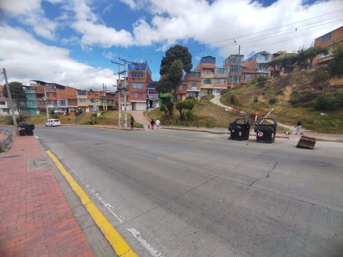Salir a trabajar le costó la vida a conductor de plataforma en Ciudad Bolívar 1 Salir a trabajar le costó la vida a conductor de plataforma en Ciudad Bolívar Un conductor de plataforma fue víctima de la delincuencia luego de ser agredido por parte de los pasajeros que le pidieron una carrera, a la altura del barrio Las Palmeras, en Ciudad Bolívar.
