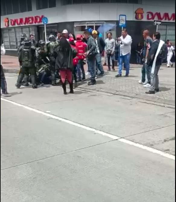 A esta hora se presentan bloqueos en la calle 13 Manifestantes se encuentran bloqueando la calle 13, a la altura de la Secretaría de Movilidad.