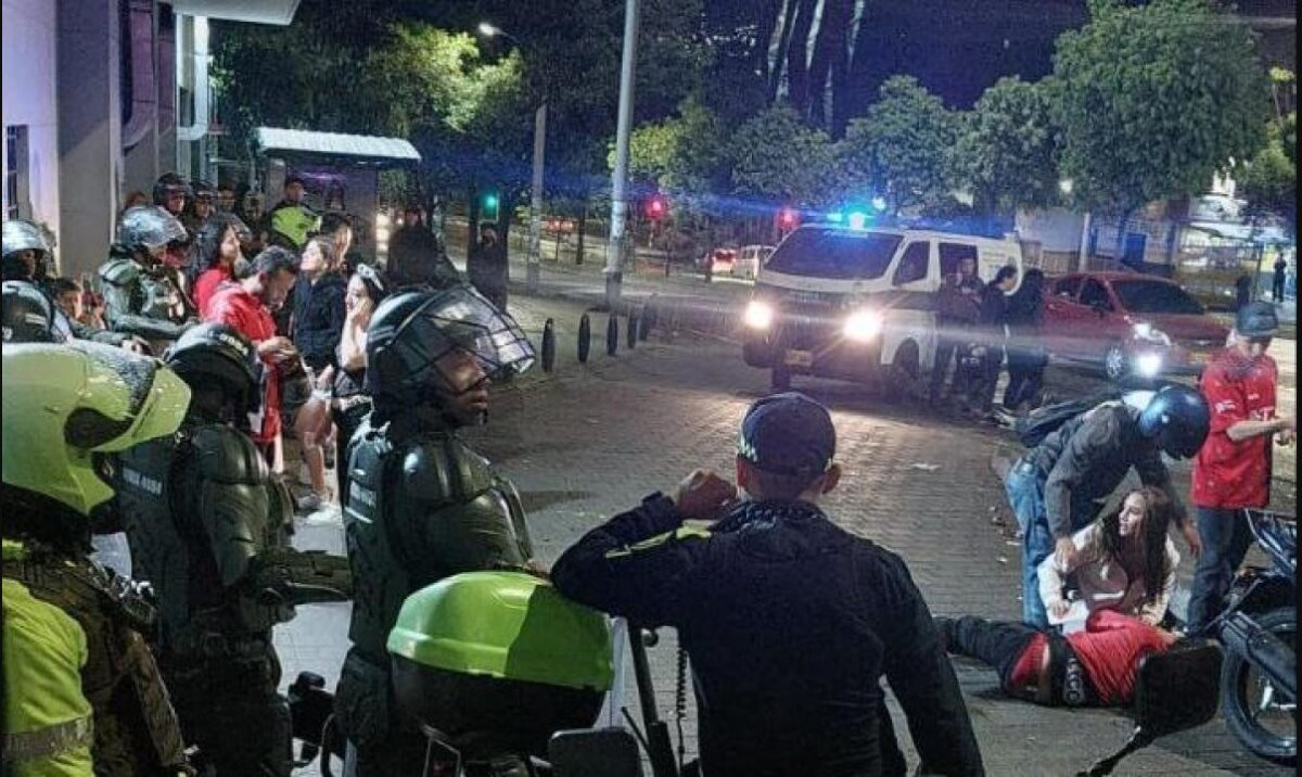 A la cana hinchas de Nacional vinculados con muerte de un hincha del Medellín Tres hinchas de Nacional fueron enviados a la cárcel tras ser acusados del crimen de un hincha del Medellín, identificado como Yénder Esyeik Tobón Pérez, y quien murió tras ser apuñalado y golpeado con varios objetos contundentes.
