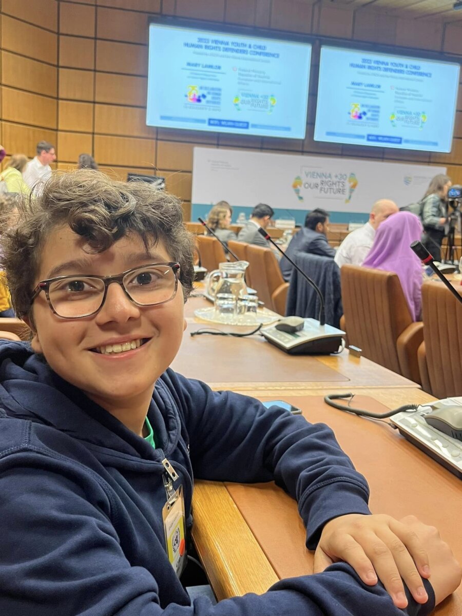 A sus 13 años, Francisco fue nombrado defensor ambiental por Unicef La Unicef nombró a Francisco Vera como el "primer defensor juvenil del medio ambiente y la acción climática" en América Latina y el Caribe. Lo que llama la atención es que Francisco es un niño de 13 años que gracias a su labor como activista del medio ambiente ha podido sobresalir a nivel internacional.