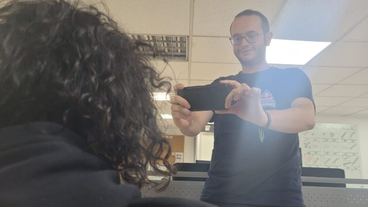A ‘chicanear’ como todos unos profesionales 1 A ‘chicanear’ como todos unos profesionales Tener a la mano un celular para hacer todo tipo de fotografías se ha vuelto indispensable para personas de todas las edades, por esta razón los fabricantes de celulares se esfuerzan por mejorar las cámaras de sus dispositivos para que no tengan nada que envidiarle a una profesional.