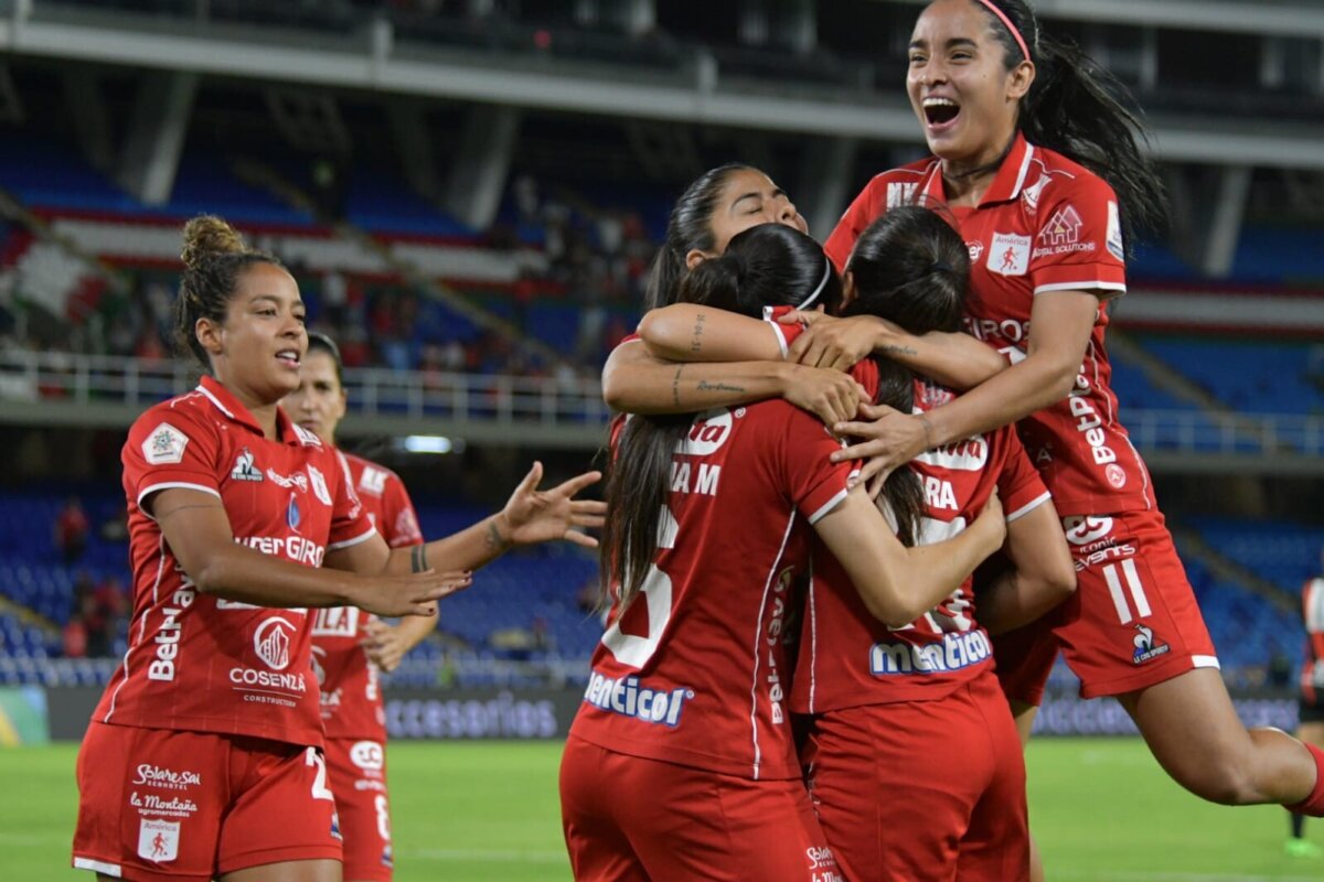 América de Cali y Santa Fe definirán el título de la Liga Femenina 1 América de Cali y Santa Fe definirán el título de la Liga Femenina Santa Fé y América de Cali definirán quien se quedará con el título de la Liga Femenina tras sellar con goleadas ante Atlético Nacional y Deportivo Pereira su pase a la final.