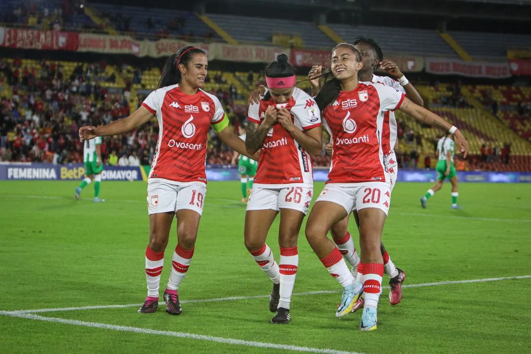 América de Cali y Santa Fe definirán el título de la Liga Femenina 2 América de Cali y Santa Fe definirán el título de la Liga Femenina Santa Fé y América de Cali definirán quien se quedará con el título de la Liga Femenina tras sellar con goleadas ante Atlético Nacional y Deportivo Pereira su pase a la final.