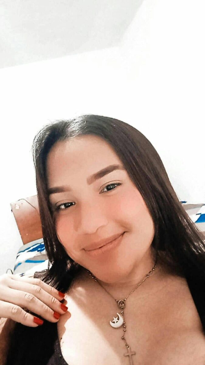 Una mujer de 19 años fue asesinada y arrojada en una maleta por Ciudad Bolívar 2 Una mujer de 19 años fue asesinada y arrojada en una maleta por Ciudad Bolívar Las autoridades están tras la pista de la pareja sentimental de Angélica Sucre, la joven venezolana de 19 años que fue hallada sin vida en una maleta que fue arrojada a un puente ubicado frente al Hospital de Meissen, en Ciudad Bolívar.