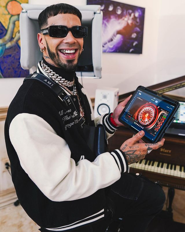 Anuel no para de tirarle puyas a Feid, ahora lo trató de "hijo" La penosa novela que Anuel viene protagonizando en contra de Karol G y Feid, parece de nunca acabar, porque el reguetonero boricua sigue usando métodos burlescos con el fin de llamar la atención…