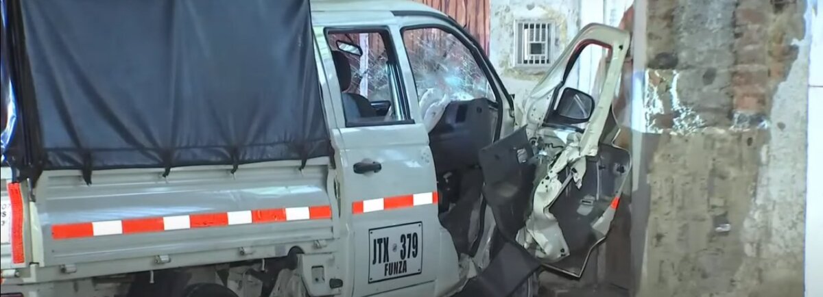 Aparatoso accidente de tránsito dejó dos heridos en Suba 1 Aparatoso accidente de tránsito dejó dos heridos en Suba Un grave accidente de tránsito dejó dos personas heridas en el barrio Pinar, de Suba.