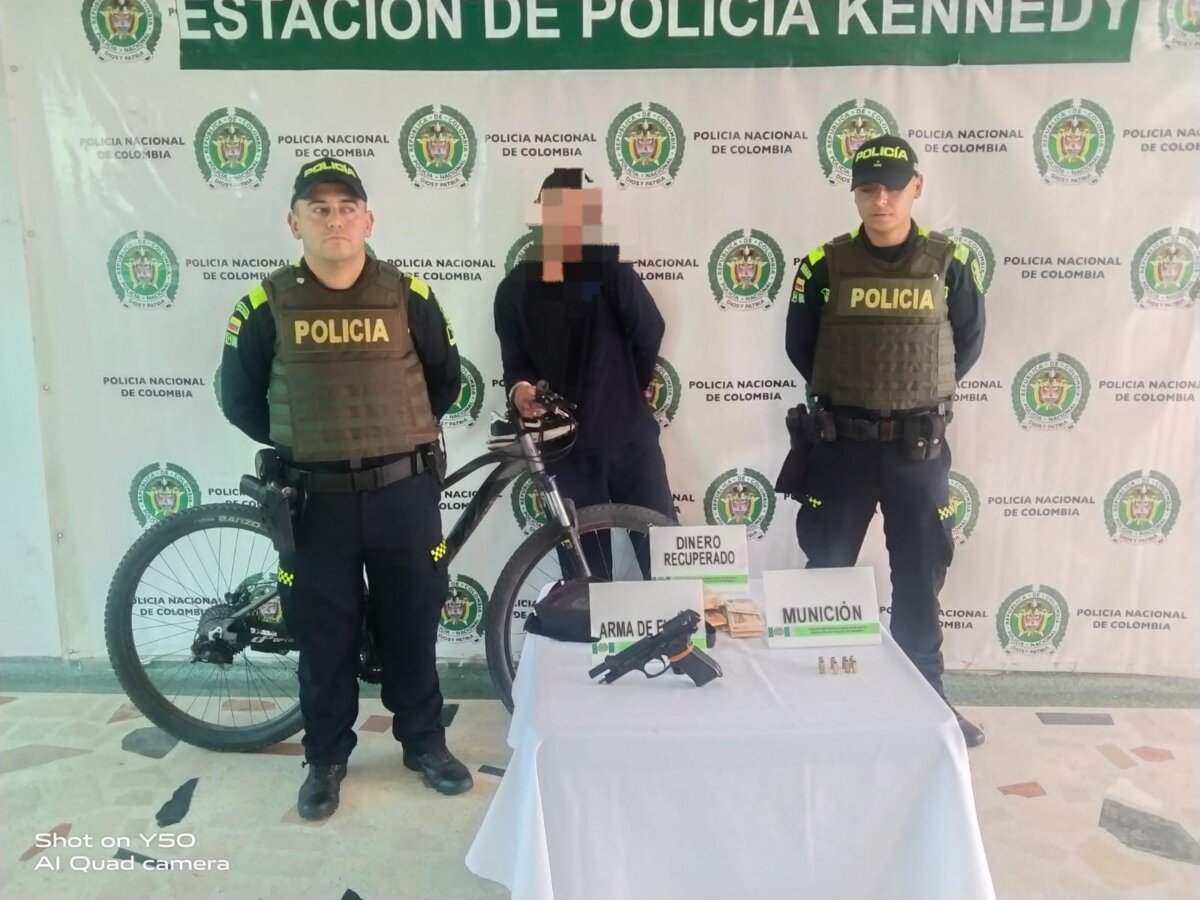 Asalto a mano armada en supermercado de Kennedy 1 Asalto a mano armada en supermercado de Kennedy Dos delincuentes llegaron en bicicleta a un supermercado en Kennedy y, bajo intimidaciones con armas de fuego, se robaron el dinero de dos de las cajas registradoras del lugar.