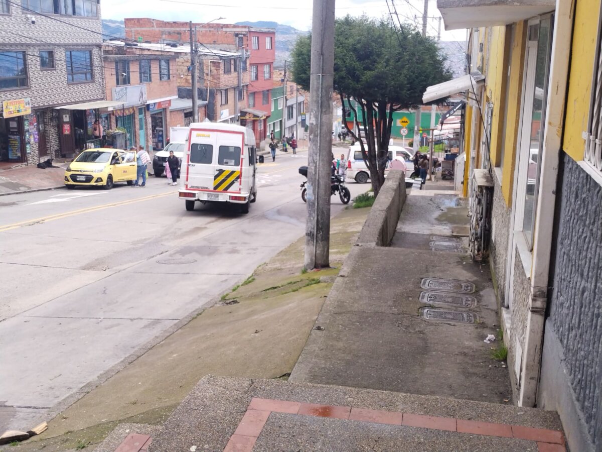 Asesinato a bala en San Cristóbal Nadie quiere hablar en el barrio Santa Rosa, de la localidad de San Cristóbal, por cuenta del temor que ronda las calles del sector tras los disparos que se escucharon en horas de la tarde este domingo, los cuales cobraron la vida de un hombre a pocos metros de los establecimientos comerciales que aún se encontraban en servicio.