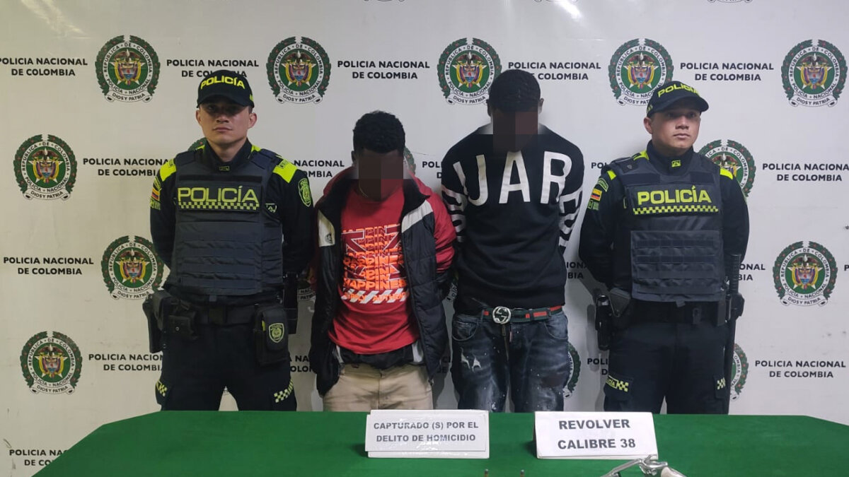 Asesinato a bala en San Cristóbal Nadie quiere hablar en el barrio Santa Rosa, de la localidad de San Cristóbal, por cuenta del temor que ronda las calles del sector tras los disparos que se escucharon en horas de la tarde este domingo, los cuales cobraron la vida de un hombre a pocos metros de los establecimientos comerciales que aún se encontraban en servicio.