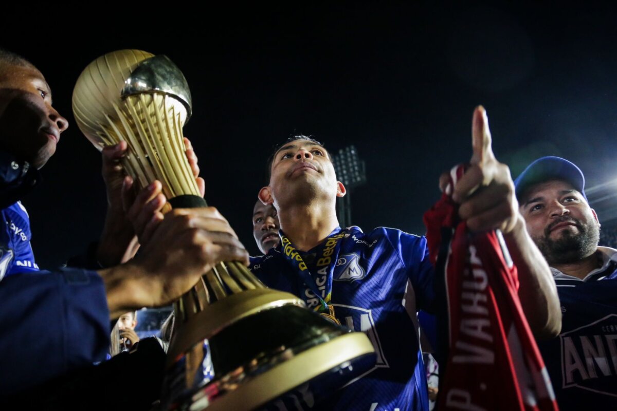 Así fue el triunfo de Millonarios ante Nacional en la gran final de la Liga 2 Así fue el triunfo de Millonarios ante Nacional en la gran final de la Liga Millonarios derrotó a Atlético Nacional en la tanda de penales, donde los embajadores lograron una victoria 3-2 tras haber empatado a un gol durante los 90 minutos reglamentarios del juego de vuelta de la final de la Liga colombiana.