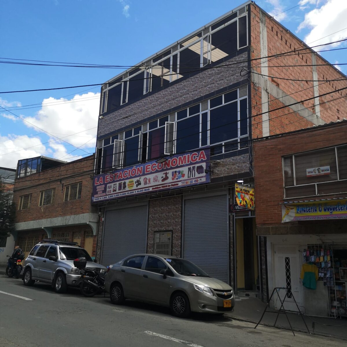 Ataque a bala en Ciudad Bolívar deja dos heridos 1 Ataque a bala en Ciudad Bolívar deja dos heridos Un hombre 31 años y un joven de 23 resultaron heridos luego del ataque a bala que se presentó en un establecimiento comercial del sector de Ismael Perdomo, en Ciudad Bolívar.