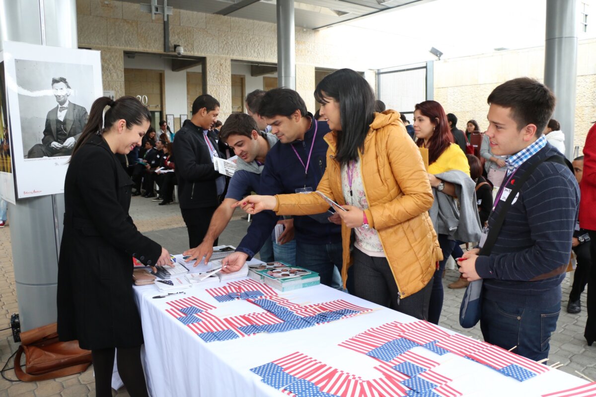 Atención: colombianos podrán tener su cita de renovación de visa en menos tiempo 1 Atención: colombianos podrán tener su cita de renovación de visa en menos tiempo La Embajada de los Estados Unidos en Colombia anunció que ahora los colombianos podrían obtener su cita para la renovación de su visa en menos tiempo. Eso sí, tendrán que aplicar para ello.
