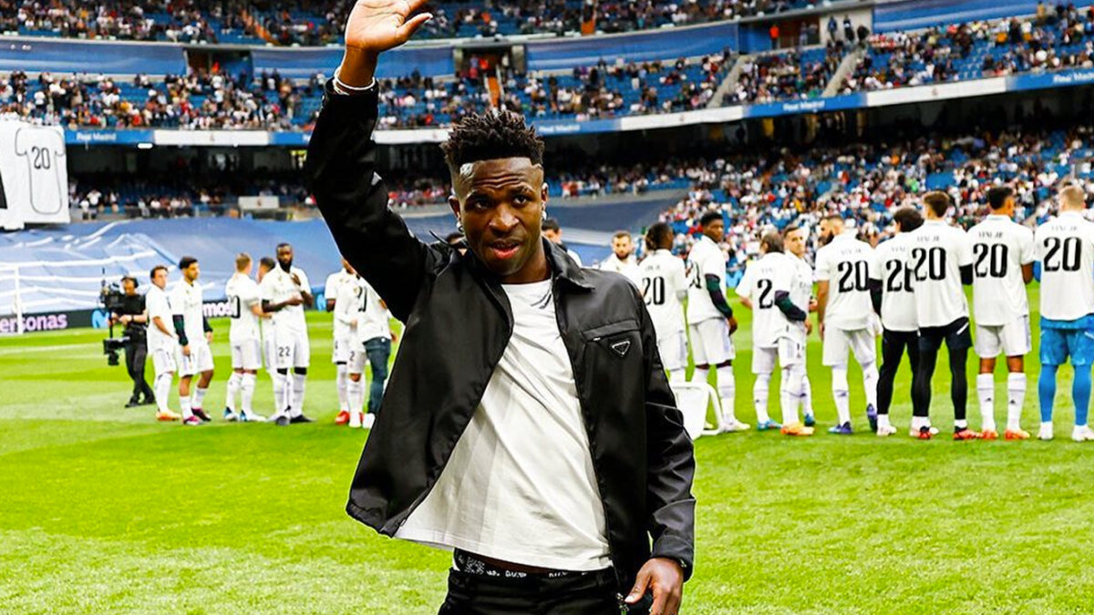 Brasil jugará de negro para rechazar el racismo contra Vinicius 5 Brasil jugará de negro para rechazar el racismo contra Vinicius La Selección de Brasil ha decidido tomar una postura firme y contundente contra el racismo en el fútbol. En un acto histórico, los jugadores brasileños saltarán al campo vestidos de negro en su próximo partido amistoso contra Guinea. Esta será la primera vez en la historia que la selección utilice este color en su uniforme, y lo hacen con un propósito claro: levantar la voz en contra del racismo que afecta particularmente a una de sus figuras destacadas, Vinicius.