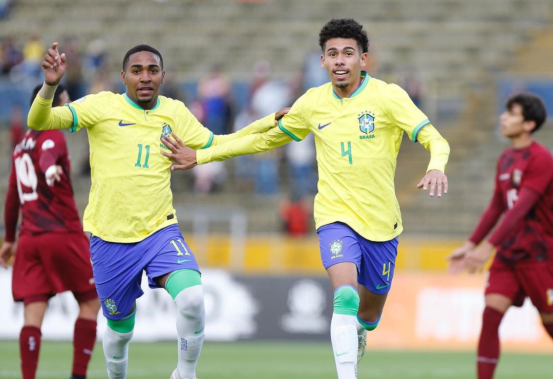 Brasil jugará de negro para rechazar el racismo contra Vinicius 2 Brasil jugará de negro para rechazar el racismo contra Vinicius La Selección de Brasil ha decidido tomar una postura firme y contundente contra el racismo en el fútbol. En un acto histórico, los jugadores brasileños saltarán al campo vestidos de negro en su próximo partido amistoso contra Guinea. Esta será la primera vez en la historia que la selección utilice este color en su uniforme, y lo hacen con un propósito claro: levantar la voz en contra del racismo que afecta particularmente a una de sus figuras destacadas, Vinicius.