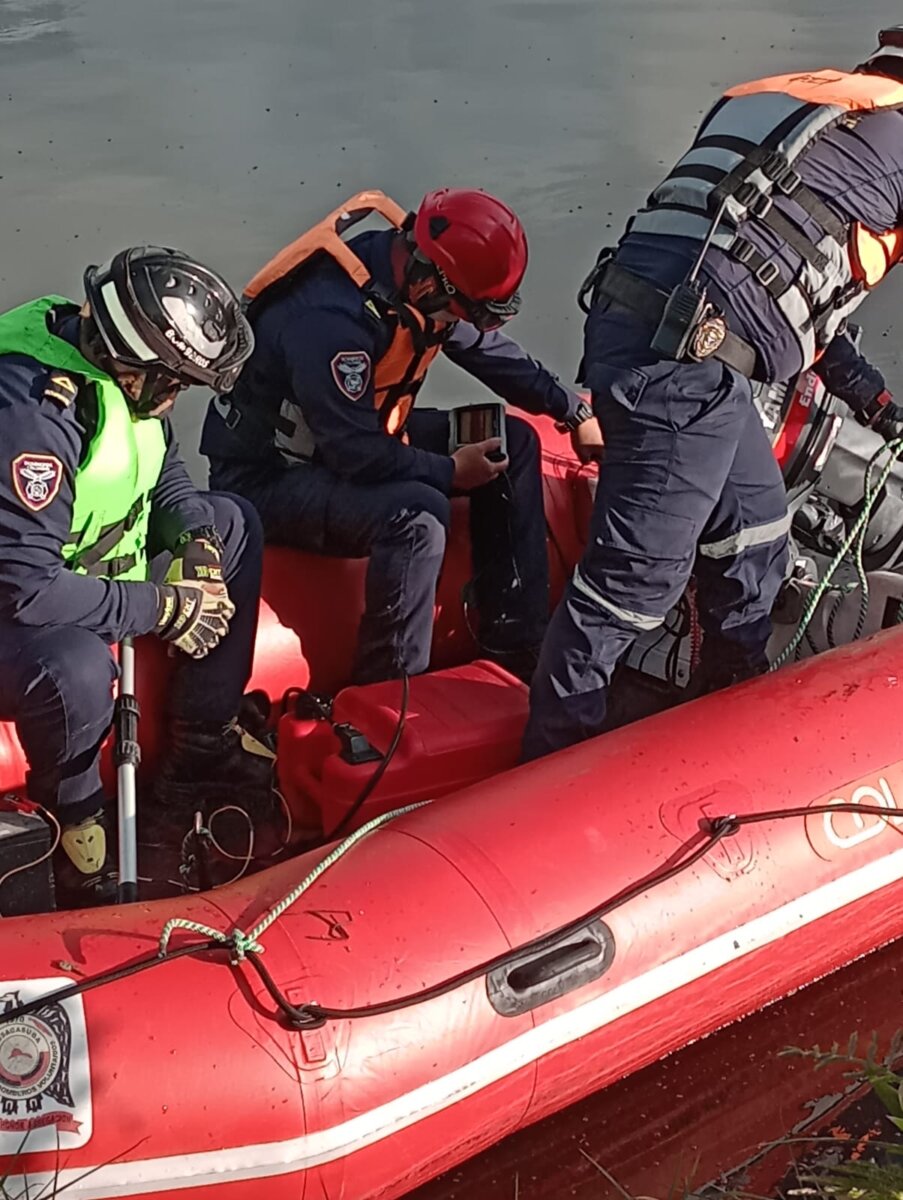 Buscan hombre que cayó al Río Bogotá Sucedió cerca de las 5:30 de la tarde de este domingo, en el sector conocido en el vecino municipio de Soacha como Vía Indumil. El hoy fallecido cayó a las aguas del río Bogotá, a su paso por el mencionado sector, y tras varios intentos de rescate por vecinos de la zona, su cuerpo se hundió y no volvió a salir.