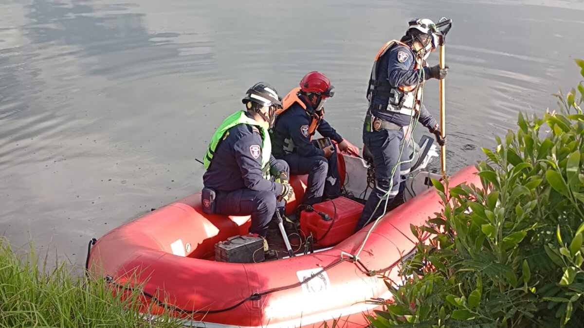 Buscan hombre que cayó al Río Bogotá 5 Buscan hombre que cayó al Río Bogotá Sucedió cerca de las 5:30 de la tarde de este domingo, en el sector conocido en el vecino municipio de Soacha como Vía Indumil. El hoy fallecido cayó a las aguas del río Bogotá, a su paso por el mencionado sector, y tras varios intentos de rescate por vecinos de la zona, su cuerpo se hundió y no volvió a salir.