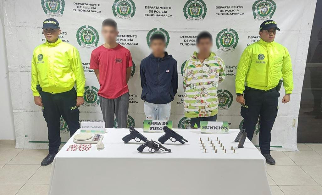 Capturan a los asesinos del patrullero en Soacha 1 Capturan a los asesinos del patrullero en Soacha La Policía Nacional confirmó la captura de tres sujetos en las últimas horas, y quienes serían los presuntos responsables del asesinato del patrullero Jaime Andrés Ávila Vega, ocurrido este jueves al mediodía en el barrio San Antonio, de Soacha.