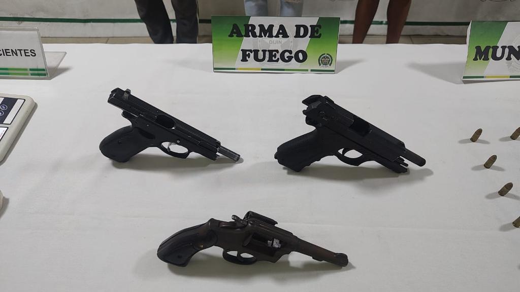 Capturan a los asesinos del patrullero en Soacha 2 Capturan a los asesinos del patrullero en Soacha La Policía Nacional confirmó la captura de tres sujetos en las últimas horas, y quienes serían los presuntos responsables del asesinato del patrullero Jaime Andrés Ávila Vega, ocurrido este jueves al mediodía en el barrio San Antonio, de Soacha.