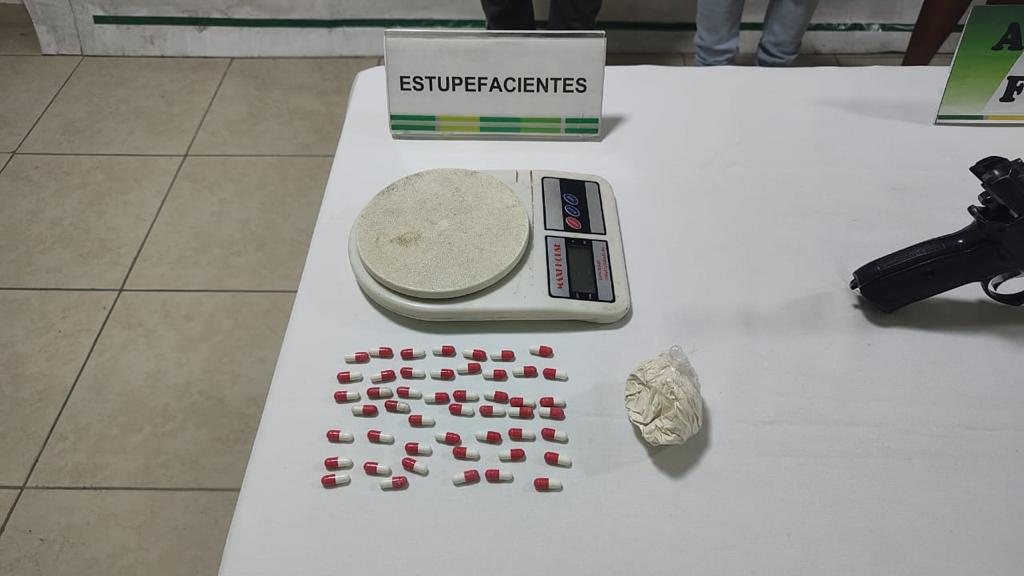 Capturan a los asesinos del patrullero en Soacha 3 Capturan a los asesinos del patrullero en Soacha La Policía Nacional confirmó la captura de tres sujetos en las últimas horas, y quienes serían los presuntos responsables del asesinato del patrullero Jaime Andrés Ávila Vega, ocurrido este jueves al mediodía en el barrio San Antonio, de Soacha.