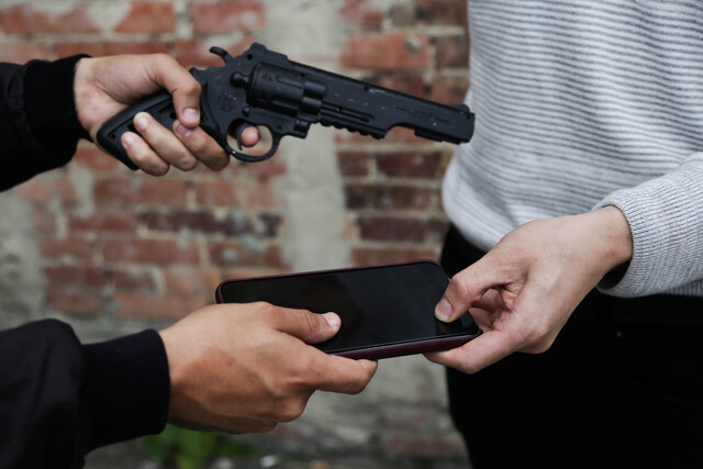 Delincuentes roban a mujeres en la madrugada en Usaquén 1 Delincuentes roban a mujeres en la madrugada en Usaquén Ladrones atacan solo a mujeres en horas de la madrugada y de la noche en Usaquén.