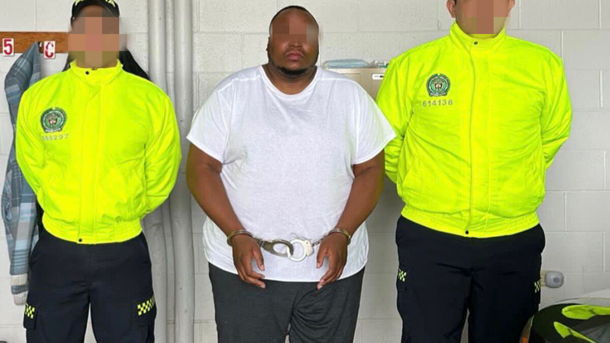 Capturan a depredador sexual norteamericano que tatuaba a sus víctimas en Colombia 1 Capturan a depredador sexual norteamericano que tatuaba a sus víctimas en Colombia Un hombre norteamericano de 32 años fue sindicado por el delito de explotación sexual contra menores de edad que habrían sido cometido en Bogotá y Medellín. La captura del hombre se realizó en Estados Unidos.