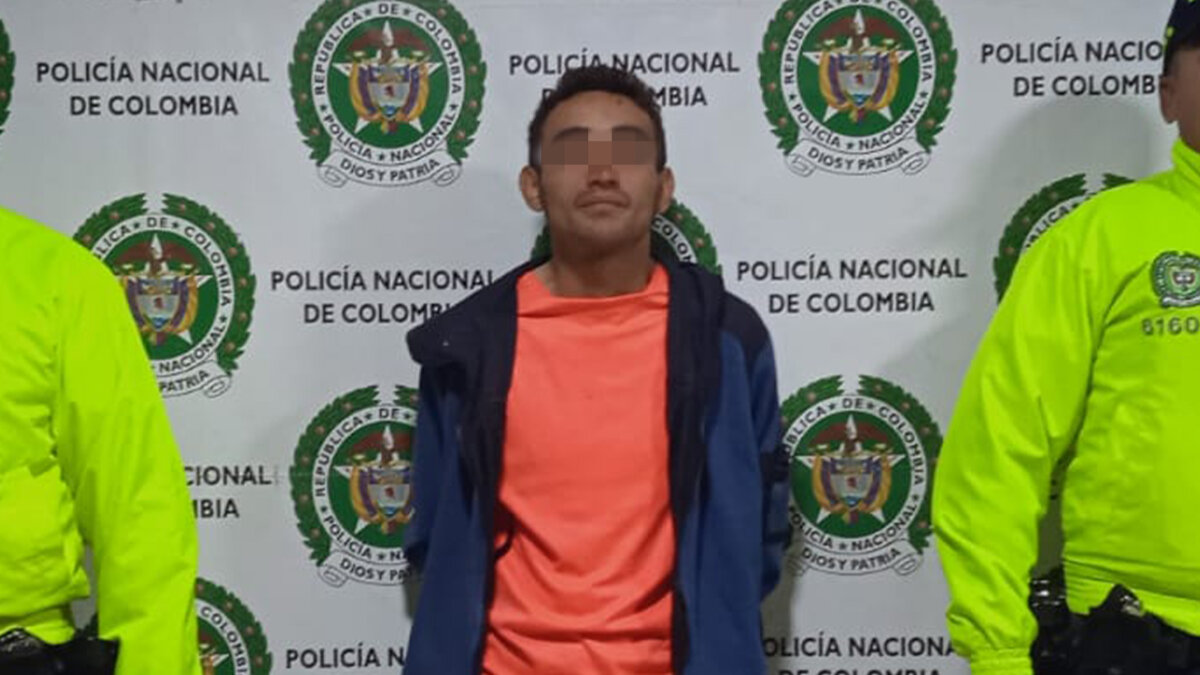 Capturan a señalado de asesinar en Soacha La Policía Metropolitana de Soacha informó ayer que mediante el trabajo articulado entre el Modelo Nacional de Vigilancia Comunitaria por Cuadrantes de la estación San Matero y la Seccional de Investigación Criminal Sijín, materializaron una orden de captura por el delito de homicidio agravo.