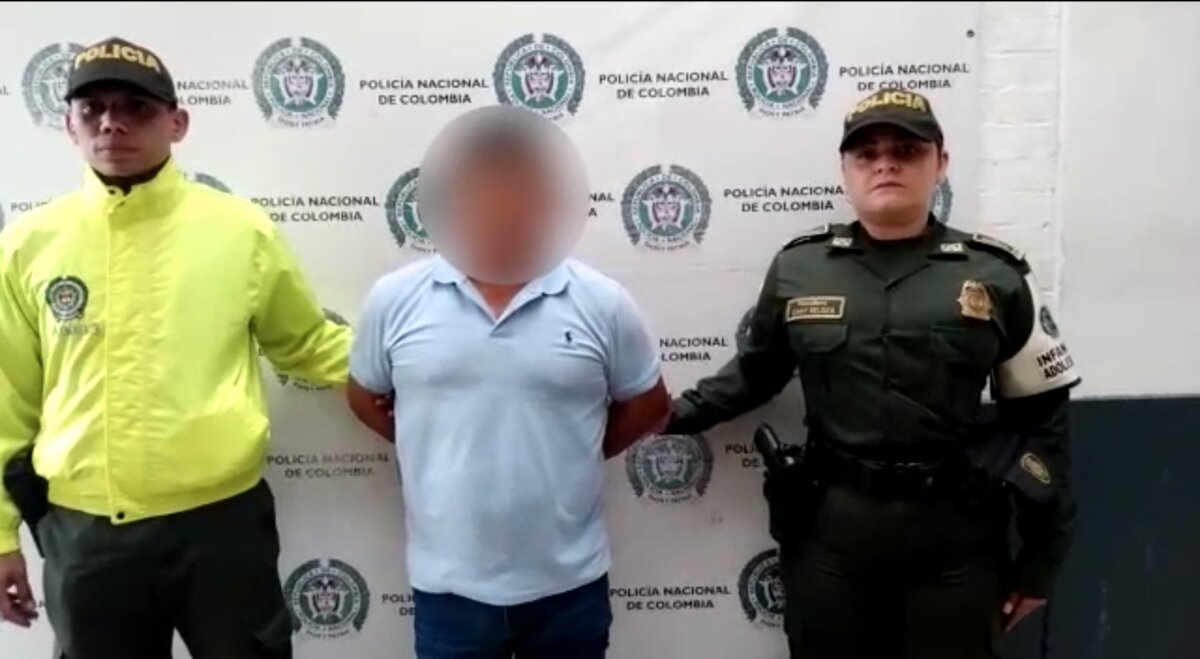 Capturaron a dos pedófilos en Cundinamarca En las últimas horas, se dio a conocer la captura de dos personas señaladas de cometer delitos relacionados con la violencia sexual contra menores de edad en Cundinamarca. Uno de los detenidos fue capturado por los delitos de pornografía y explotación sexual con menores de 18 años, y la otra por el presunto delito de incesto y acto sexual abusivo con un menor de 14 años.