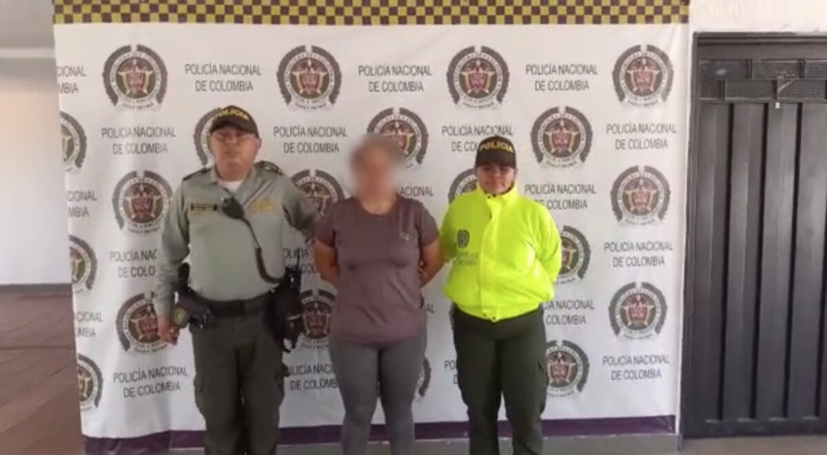 Capturaron a dos pedófilos en Cundinamarca En las últimas horas, se dio a conocer la captura de dos personas señaladas de cometer delitos relacionados con la violencia sexual contra menores de edad en Cundinamarca. Uno de los detenidos fue capturado por los delitos de pornografía y explotación sexual con menores de 18 años, y la otra por el presunto delito de incesto y acto sexual abusivo con un menor de 14 años.