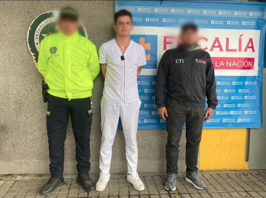 Capturan a presunto asesino que trabajaba en un ancianato de Bogotá Un equipo de la Policía Judicial de la Sijín del Tolima y del CTI de la Fiscalía, llegaron hasta Bogotá en búsqueda de alias 'Nico' quien es buscado por los delitos de homicidio agravado, concierto para delinquir y porte ilegal de armas de fuego.