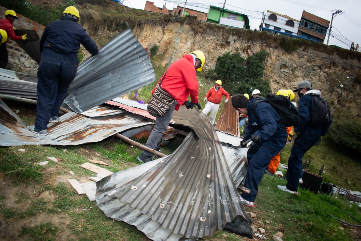 Cayeron 'Los Niches': peligrosa banda criminal de Ciudad Bolívar 2 Cayeron 'Los Niches': peligrosa banda criminal de Ciudad Bolívar La Secretaría de Seguridad llevó a cabo un operativo conjunto con la Policía Metropolitana de Bogotá y el Comando Ambiental, en el sector de Brisas del Diamante de la localidad de Ciudad Bolívar, en el que se logró la captura de 3 sujetos que integran la banda delincuencial 'Los Niches', quienes se dedicaban a la venta de terrenos ilegales en zonas de alto riesgo.