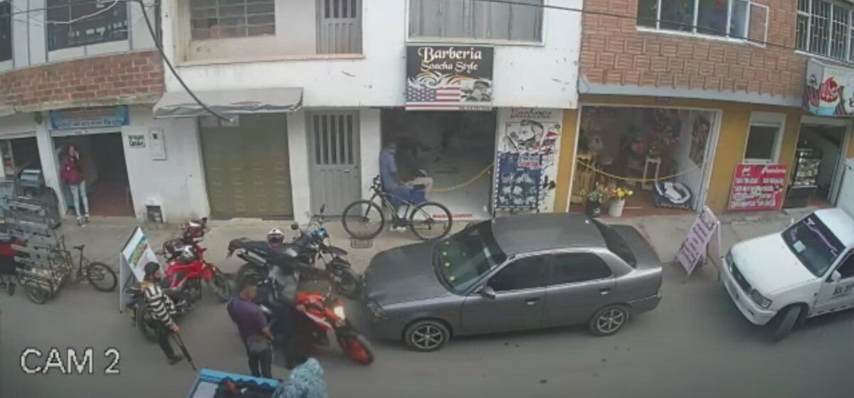 Cayó el terror de los moteros en Cundinamarca En las últimas horas, en medio de un operativo adelantado por unidades de la Sijín y el Gaula del Departamento de Policía de Cundinamarca en Fusagasugá se logró la captura de alias ‘El Paisa’, un hombre que venía siendo el terror de los motociclistas en los municipios de Soacha y Sibaté.