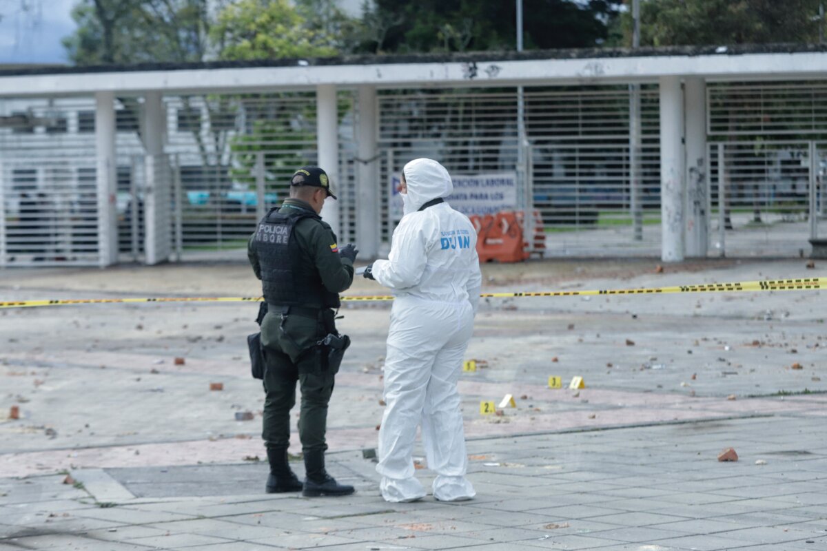 Claudia López le reclamó a Petro por el policía herido en la Universidad Nacional 1 Claudia López le reclamó a Petro por el policía herido en la Universidad Nacional En la mañana de este viernes 9 de junio, la alcaldesa mayor de Bogotá, Claudia López, se pronunció frente al ataque del que fue víctima el policía Fredys Rodríguez en medio de los disturbios ocurridos en la tarde de este jueves en la Universidad Nacional.