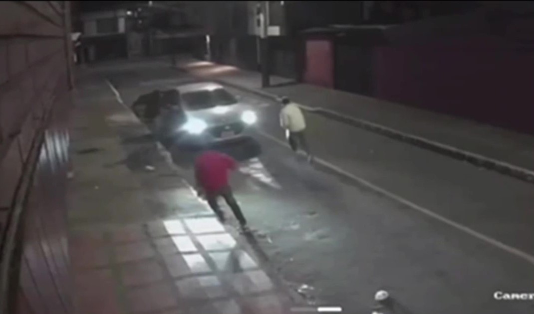 Con sillas plásticas sacaron corriendo a los ladrones del carro gris ¡Vuelve y juega! Los mismos pillos que sacaron corriendo en Puente Aranda y que se movilizan en un carro gris, llegaron a robarse una camioneta en Engativá y los dueños los mandaron a volar a punta de sillas plásticas.