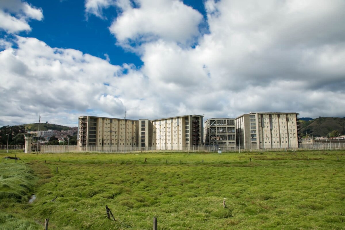 Construirán una nueva cárcel en Bogotá Durante la mañana del viernes 9 de junio, la alcaldesa mayor de Bogotá, Claudia López estuvo visitando los predios de la cárcel La Picota en compañía el magistrado de la Corte Constitucional, Jorge Enrique Ibáñez. La visita a este lugar se debe a la construcción de la segunda cárcel distrital que estará ubicada en el lote aledaño a la cárcel La Picota.