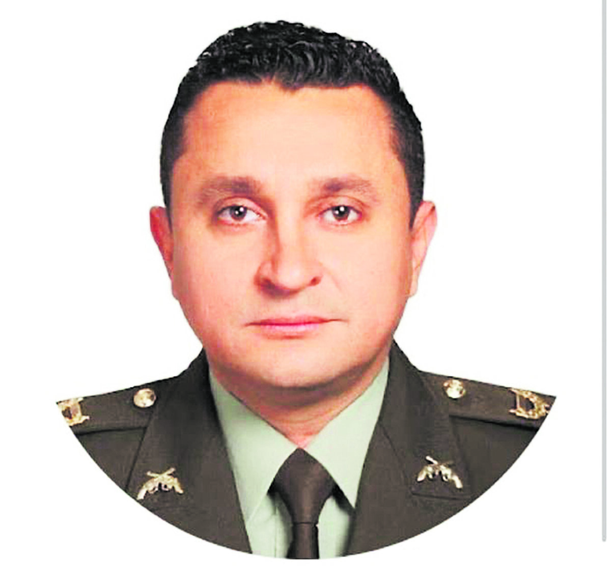 Crecen las dudas en la muerte del coronel Dávila El país tiene sus ojos puestos sobre la misteriosa muerte del coronel de la Policía Óscar Darío Dávila Torres, cuyo cadáver apareció dentro de una camioneta Nissan plateada de placas FMX 914 la noche del viernes frente al conjunto residencial Padros del Salitre, donde habitaba con su esposa y dos hijos, del barrio Quinta Paredes (Teusaquillo).