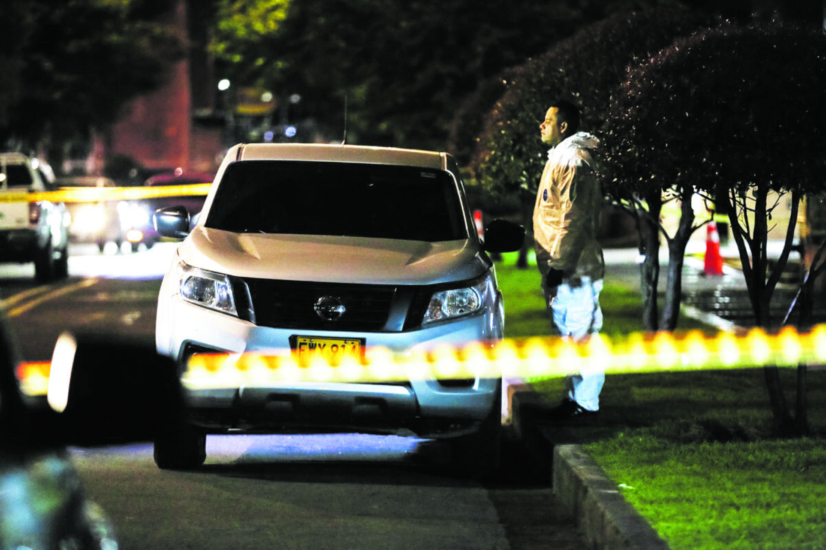 Crecen las dudas en la muerte del coronel Dávila El país tiene sus ojos puestos sobre la misteriosa muerte del coronel de la Policía Óscar Darío Dávila Torres, cuyo cadáver apareció dentro de una camioneta Nissan plateada de placas FMX 914 la noche del viernes frente al conjunto residencial Padros del Salitre, donde habitaba con su esposa y dos hijos, del barrio Quinta Paredes (Teusaquillo).