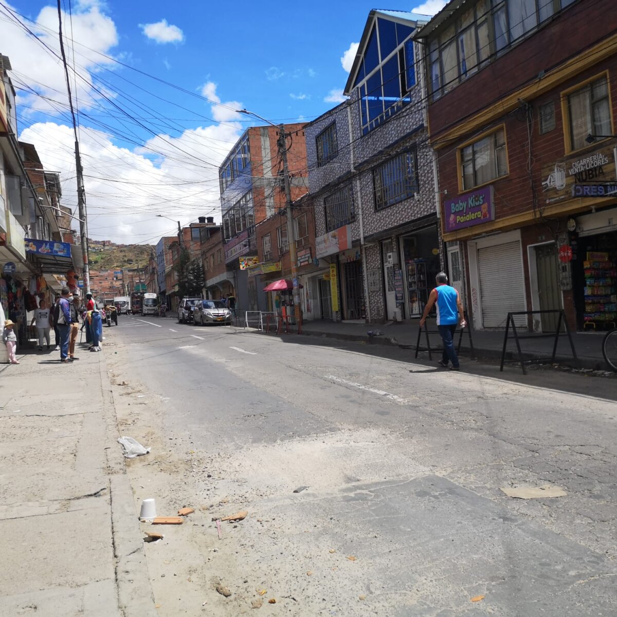 Ataque a bala en Ciudad Bolívar deja dos heridos 2 Ataque a bala en Ciudad Bolívar deja dos heridos Un hombre 31 años y un joven de 23 resultaron heridos luego del ataque a bala que se presentó en un establecimiento comercial del sector de Ismael Perdomo, en Ciudad Bolívar.